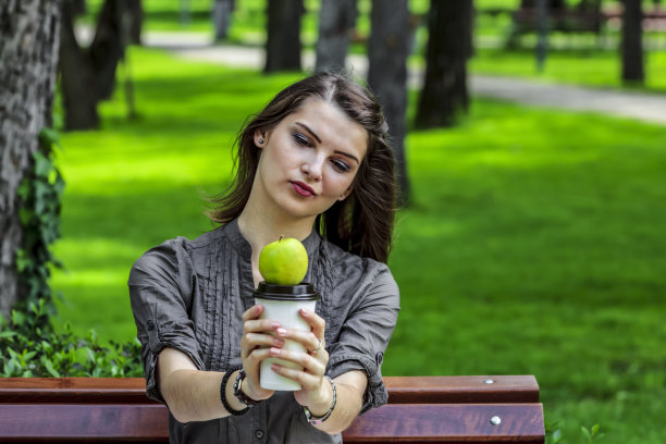 年轻女子在公园学习图片下载