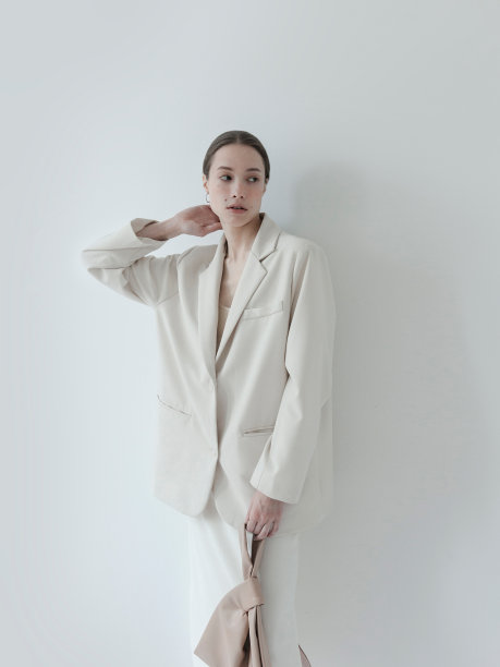 优雅的年轻女子穿着时髦的韩国风格的设计师服装米色象牙上衣和裙子拿着包在她的手时尚模特肖像工作室拍摄的灯光背景独特的混合美女女孩Lookbook时尚系列图片下载