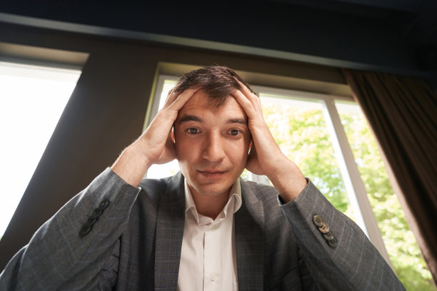 文书工作人员因工作沮丧地抱着头图片下载