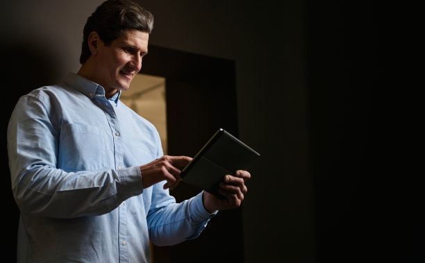 有数码平板电脑的自信中年白人男性。房地产经纪人，室内设计师，成功的商人，企业家，销售经理。图片下载