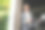 满意的男性办公室职员端着咖啡望向窗外图片下载