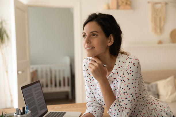 沉思的成年学生思考学习任务，做研究图片下载