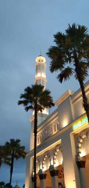 清真寺后面左上角的尖塔图片图片下载