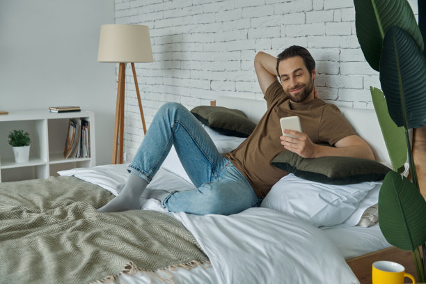 英俊的年轻人在用手机图片下载