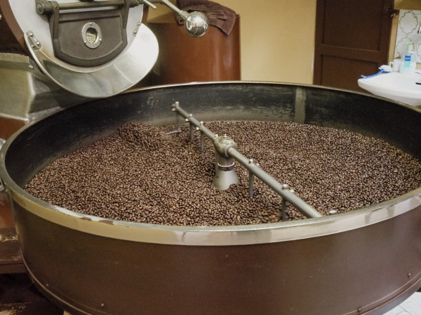 有机阿拉比卡咖啡豆烘烤后冷却图片下载