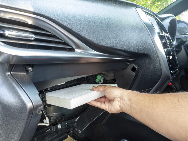 更换汽车空气滤清器。汽车用户的手维修空调过滤网由更换概念DIY在他的车。图片下载