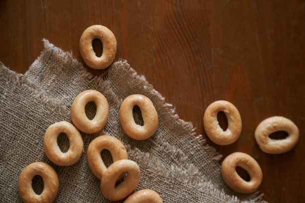 圆形干燥袋散落在亚麻布餐巾上，旧木桌上。复制的空间。前视图。图片下载