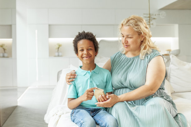 幸福家庭的肖像与木制房子玩具在新家图片下载