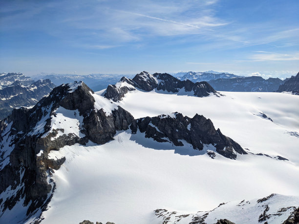 Gross Scharhorn, Gross Schaerhorn。滑雪之旅到山顶周围的大型冰川在瑞士。峰会的十字架。图片下载