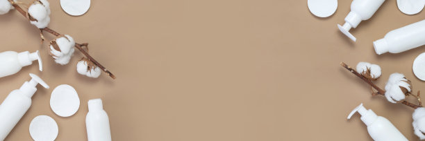 天然有机美容产品概念。白色化妆瓶容器，棉枝，棉垫，耳朵棒卫生在棕色背景俯视图平敷设。化妆品SPA品牌模型图片下载