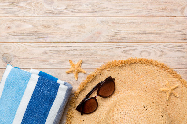 暑假概念平铺。海滩配件和毛巾俯视图。空间的文本。旅游的概念图片下载