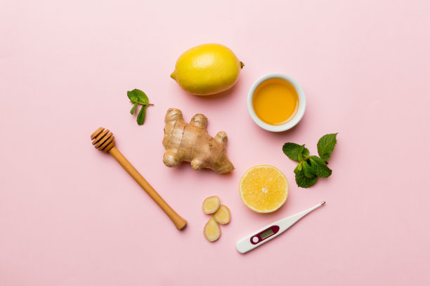 自然感冒和流感家庭偏方和体温计。天然成分刺激免疫和病毒保护。俯视图平铺图片下载