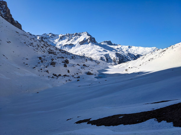 在圣安东尼奥(Sant Antonien)上方、schjen烟道(schjen烟道)和威斯普拉特(Wiss Platte)下方的帕特农see滑雪之旅。在格劳宾登滑雪登山。湖图片下载