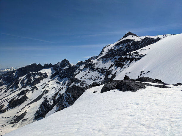 阿尔卑斯山滑雪之旅。体育活动在冬天有很多雪。一边滑雪一边欣赏高山美景。图片下载