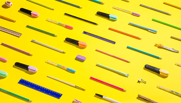 黄色背景的学校文具。回到学校的创意照片图片下载