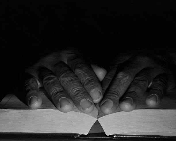 祈祷与手圣经与黑色背景股票照片图片下载