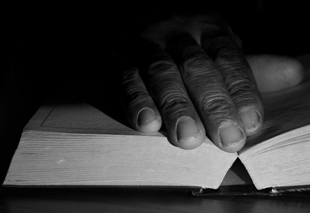 祈祷与手圣经与黑色背景股票照片图片下载