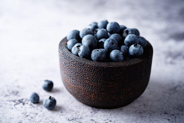 碗里的新鲜蓝莓图片下载