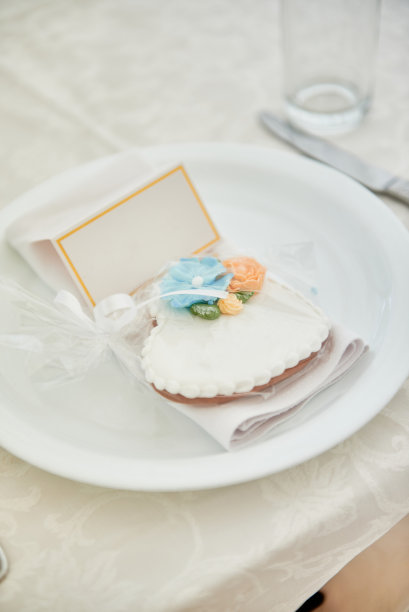 餐桌设置与盘子，白色餐巾和餐具在桌子上，复制空间。婚宴上的餐具。餐厅里的婚宴用的桌子图片下载