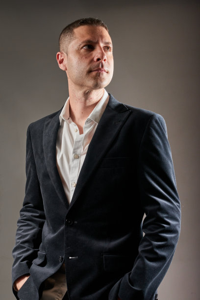 在摄影棚里摆姿势的男子图片下载