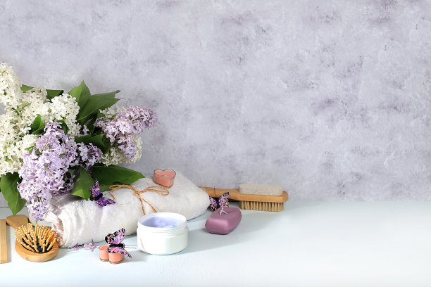 以淡紫色花朵、奶油和肥皂为背景的水疗和健康成分，芳香疗法和皮肤和身体护理，图片下载