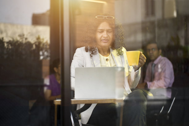 女商人在咖啡馆使用笔记本电脑图片下载