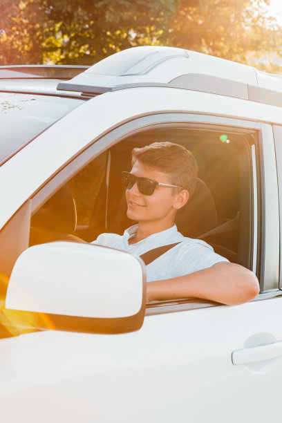 年轻英俊自信的男人开车图片下载