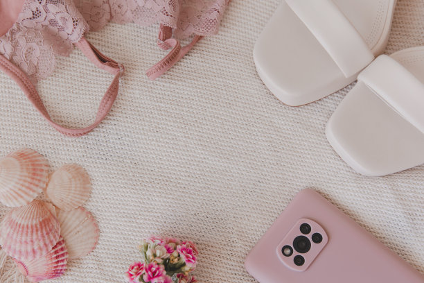 时尚博客的概念。女性时尚的服装和时髦的项目在白色的背景与复制空间。彩色单色。美丽的背景,弗拉。图片下载