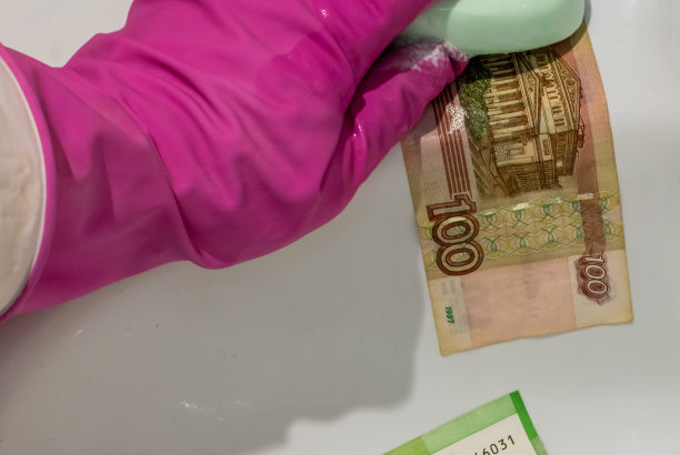 和肥皂手拉手放在俄罗斯卢布钞票上图片下载