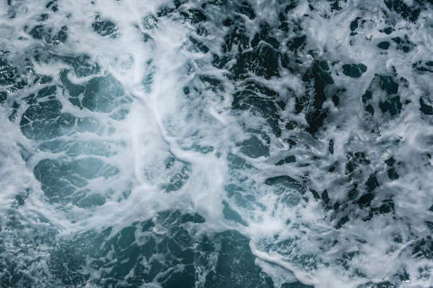 美丽的海浪表面有很多泡沫和泡沫。图片下载