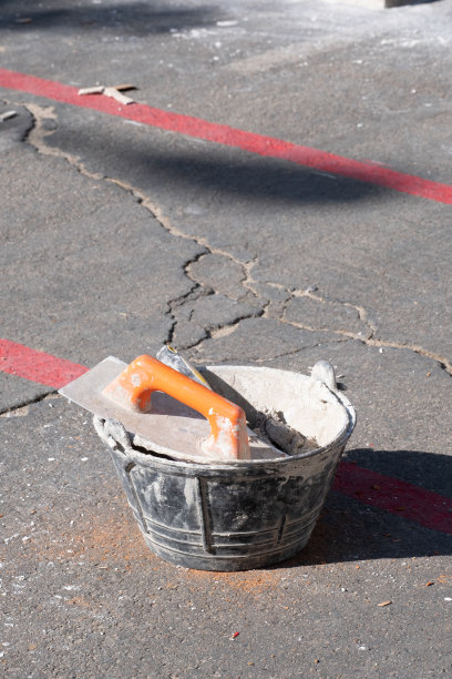 建筑工地上使用的各种砌筑和砌砖工具图片下载