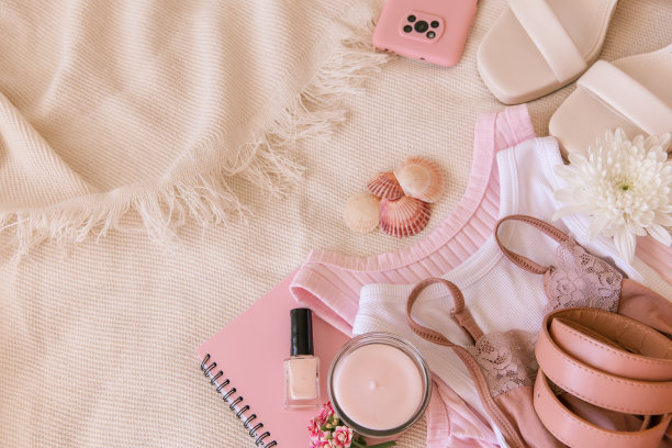 时尚博客的概念。女性时尚的服装和时髦的项目在白色的背景与复制空间。彩色单色。美丽的背景,弗拉。图片下载