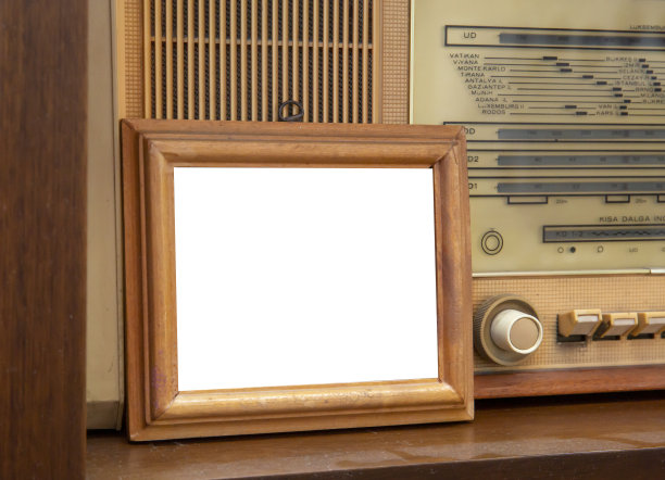 古董收音机前的空架子图片下载