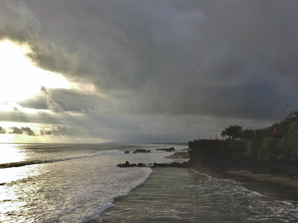 穿过乌云的光在塔纳洛特海滩图片下载