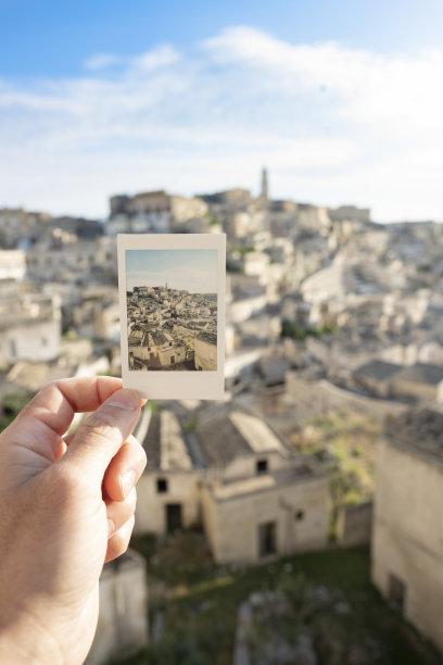 (选择性对焦)在一个阳光明媚的日子里，通过即时胶片看到了马泰拉惊人的天际线。马泰拉是位于意大利南部巴西利卡塔地区的一座城市。图片下载