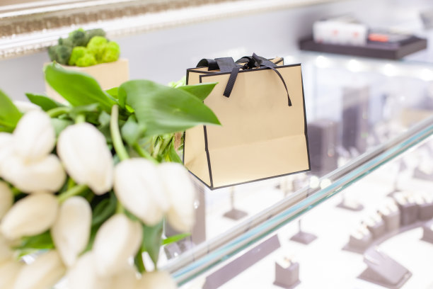 在一家珠宝店买礼物袋图片下载
