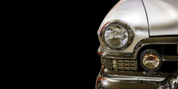 黑色背景上孤立的复古银色汽车图片下载