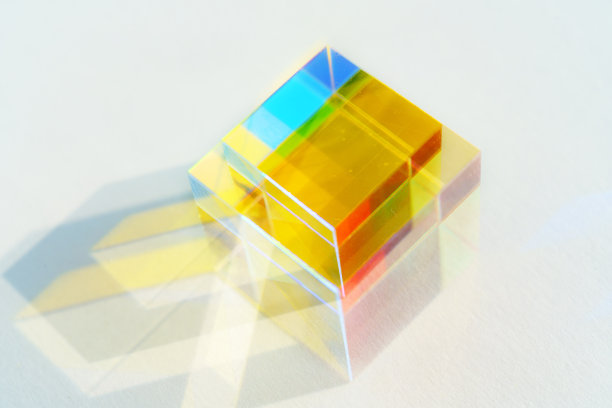 白色背景上的早期彩色方形棱镜图片下载