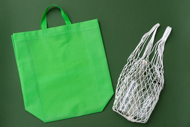 可重复使用的玻璃瓶和网袋平放图片下载