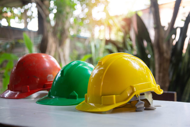 建筑师老人带着图纸工作，工程师在工地工地检查图片下载