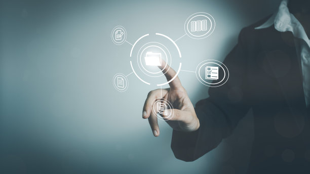 商务女性使用手指触屏文件夹管理文件，在线数据管理，DMS文档管理系统，访问文档文件具有安全性，设计文档结构，ERP企业图片下载