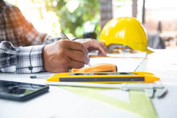 建筑师亚洲老人带着图纸工作，工程师在工地工地检查图片下载