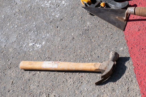 建筑工地上使用的各种砌筑和砌砖工具图片下载