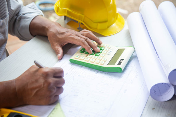 建筑师老人带着图纸工作，工程师在工地工地检查图片下载