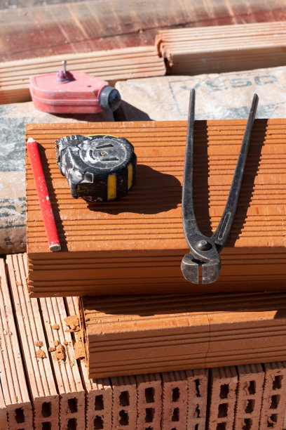 建筑工地上使用的各种砌筑和砌砖工具图片下载