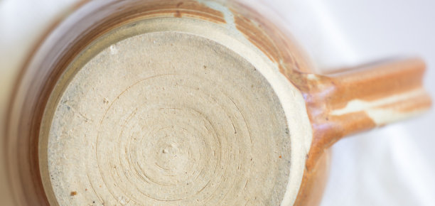 特写的底部手工陶器咖啡杯图片下载