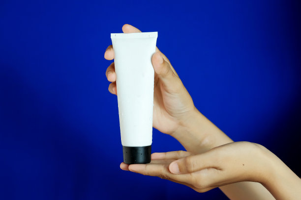 拿着温泉化妆品管的女人图片下载