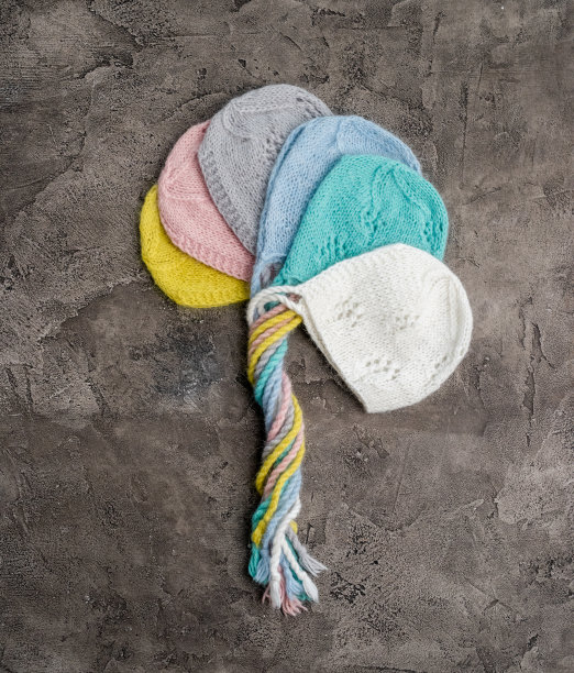 一套新生儿用的柔软针织帽子图片下载