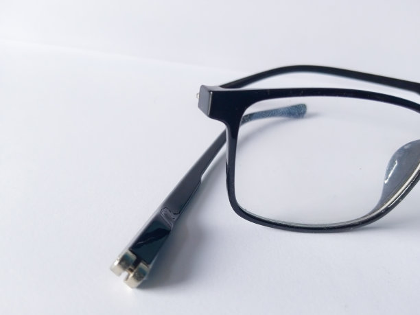 碎成两半的眼镜却很有美感，背景很经典图片下载