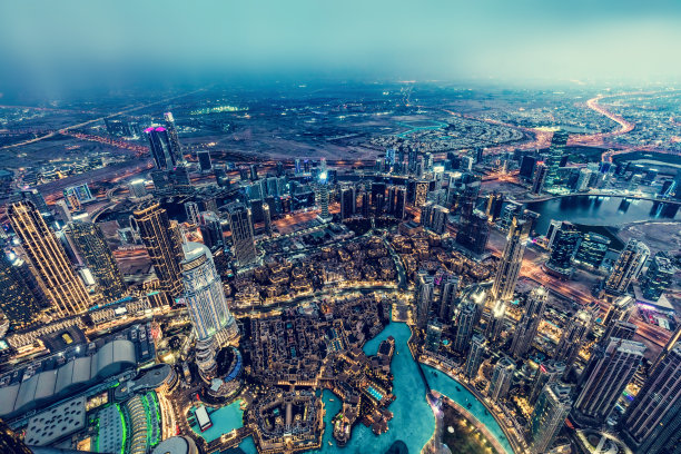 阿联酋迪拜：从哈利法塔俯瞰的屋顶夜景图片下载